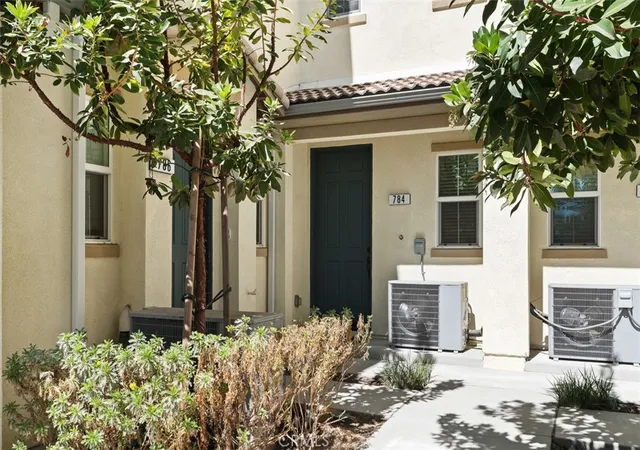 Listing Photo 3 - Condo for sale in building located at 784 N Ethan, Anaheim, CA 92805