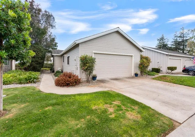 2nd image of 729 Helen Dr, Hollister, CA 95023 | MLS# ML82053452