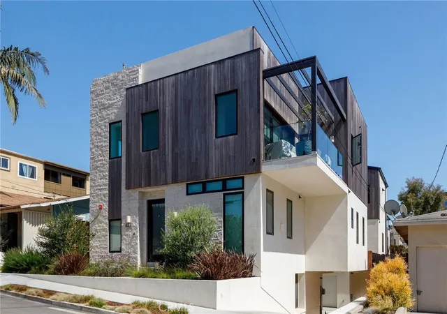 Photo 1 of Sale Pending at 622 1st Place, Hermosa Beach, CA 90254 | MLS# SB26146111 | Listing updated on 2026-09-01