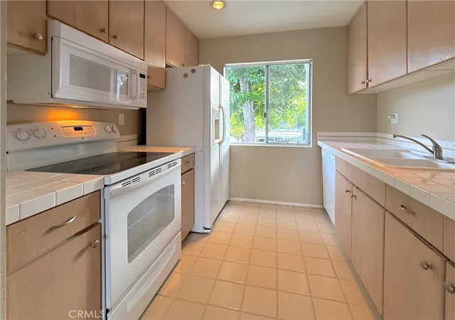 Photo 3 of Condo for sale at 6008 Bixby Village #42, Long Beach, CA 90803 | MLS# PW26148400 | Listing updated on 2026-09-30