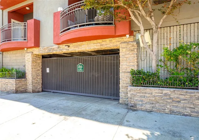 3rd image of 11124 Burbank Blvd #101, North Hollywood, CA 91601 | MLS# GD26144579