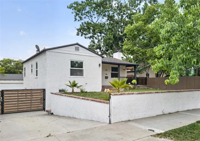 3rd image of 210 N Naomi St, Burbank, CA 91505 | MLS# GD26144477