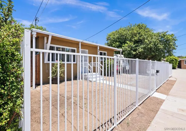 Photo 3 of Sale Pending at 4418 Tremont St, San Diego, CA 92102 | MLS# 260016579SD | Listing updated on 2026-10-07