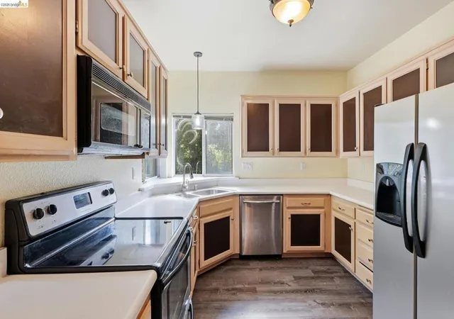 Photo 3 of Sale Pending at 243 Florence Ct, Hercules, CA 94547 | MLS# 41140879 | Listing updated on 2026-09-19