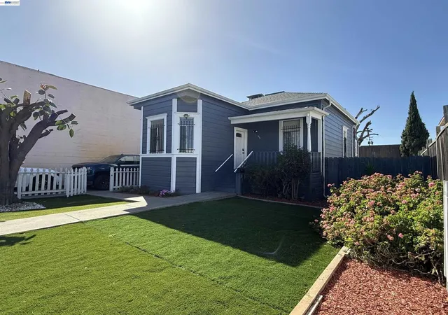 Photo 3 of Single family home for sale at 550 Marina Blvd, San Leandro, CA 94577 | MLS# 41140915 | Listing updated on 2026-09-25