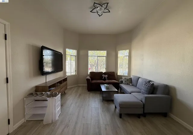 Photo 4 of Single family home for sale at 550 Marina Blvd, San Leandro, CA 94577 | MLS# 41140915 | Listing updated on 2026-09-25