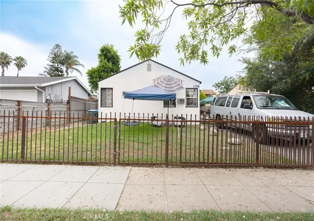 3rd image of 1758 Lincoln Ave, Pasadena, CA 91103 | MLS# AR26147655