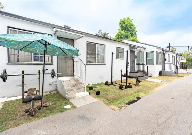 Listing Photo 2 - Condo for sale in building located at 1758 Lincoln Ave, Pasadena, CA 91103 - Unit #