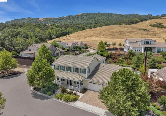 Photo 4 of Single family home for sale at 309 Wingfield Ct, Danville, CA 94526 | MLS# 41140919 | Listing updated on 2026-09-12