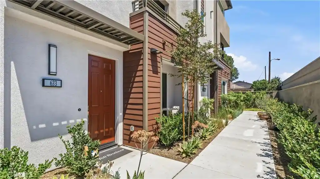 Photo 1 of Townhouse for sale at 633 S Lyon St, Santa Ana, CA 92701 | MLS# TR26145616 | Listing updated on 2026-10-14
