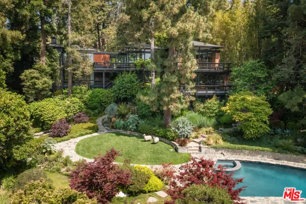 Photo 1 of Mansion for sale at 900 Napoli Dr, Pacific Palisades, CA 90272 | MLS# 26836275 | Listing updated on 2026-07-16