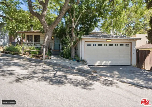 Photo 3 of Sale Pending at 10866 Kingsland St, Los Angeles, CA 90034 | MLS# 26857099 | Listing updated on 2026-10-04