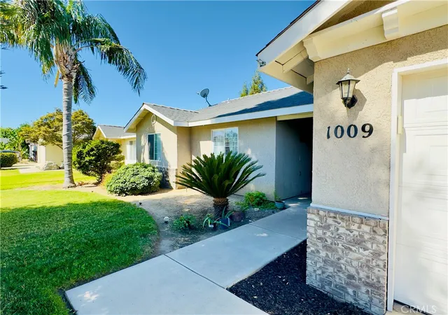 Homes for sale in Visalia, CA | 1009 S Elverta St, Visalia, CA 93292 | MLS# FR26149270