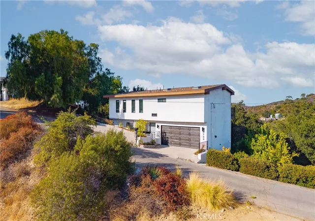 Photo 1 of Single family home for sale at 4300 Camello Rd, Woodland Hills, CA 91364 | MLS# DW26148402 | Listing updated on 2026-10-02