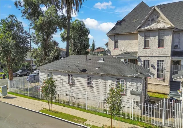 Listing Photo 4 - Condo for sale in building located at 2429 E 3rd, Los Angeles, CA 90033