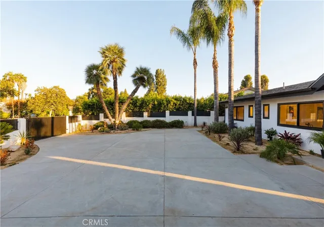 Photo 2 of Sale Pending at 5313 Crebs Ave, Tarzana, CA 91356 | MLS# SR26140078 | Listing updated on 2026-10-02