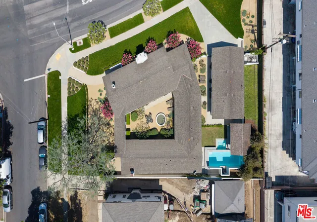 Photo 2 of Single family home for sale at 800 S Plymouth Blvd, Los Angeles, CA 90005 | MLS# 26856737 | Listing updated on 2026-08-31