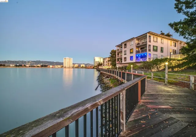 3rd image of 8 Captain Dr, Emeryville, CA 94608