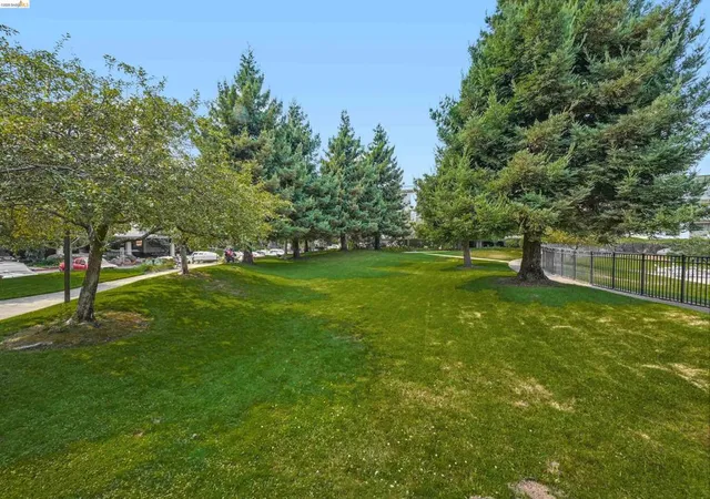 2nd image of 8 Captain Dr, Emeryville, CA 94608
