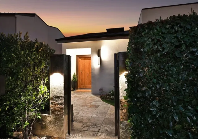 Photo 2 of Single family home for sale at 15059 Rayneta Dr, Sherman Oaks, CA 91403 | MLS# SR26149608 | Listing updated on 2026-09-26