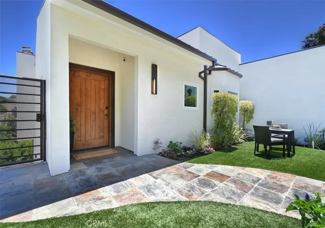Photo 3 of Single family home for sale at 15059 Rayneta Dr, Sherman Oaks, CA 91403 | MLS# SR26149608 | Listing updated on 2026-09-26