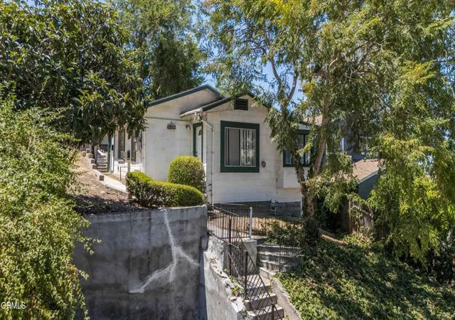 Photo 2 of Sale Pending at 4012 Clayton Ave W, Los Angeles, CA 90027 | MLS# P1-27947 | Listing updated on 2026-08-04