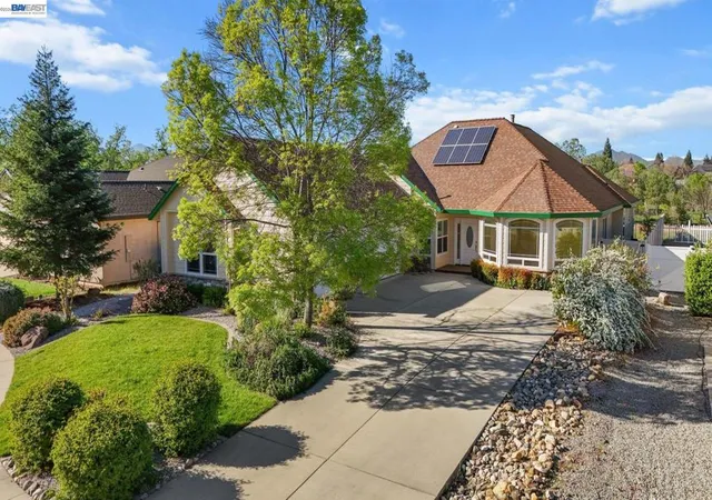 Photo 3 of Single family home for sale at 2110 Cadjew St, Redding, CA 96003 | MLS# 41141250 | Listing updated on 2026-09-30