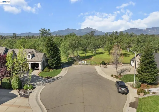 Photo 4 of Single family home for sale at 2110 Cadjew St, Redding, CA 96003 | MLS# 41141250 | Listing updated on 2026-09-30
