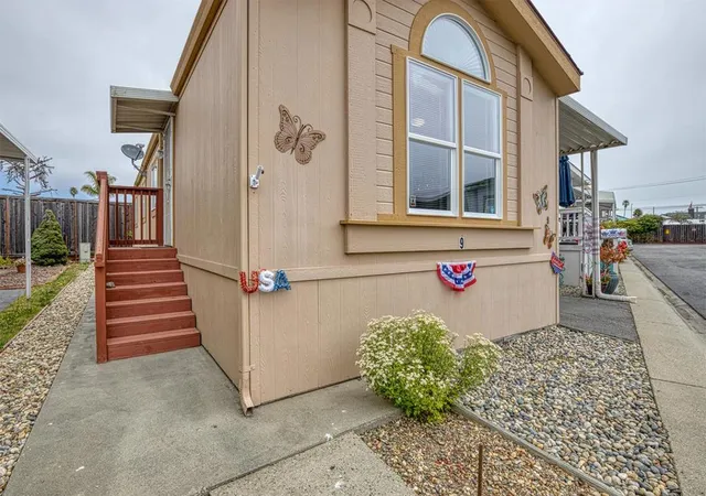 Photo 3 of Manufactured home for sale at 1040 38th Avenue #9, Santa Cruz, CA 95062 | MLS# ML82048854 | Listing updated on 2026-09-27
