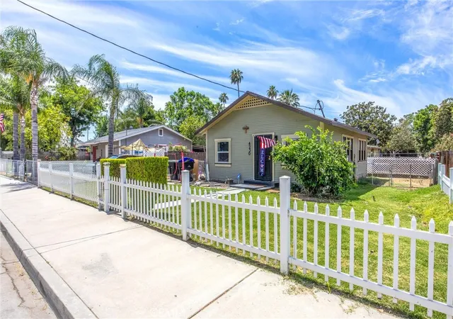 Photo 2 of Sale Pending at 4230 13th, Riverside, CA 92501 | MLS# IV26146715 | Listing updated on 2026-09-24