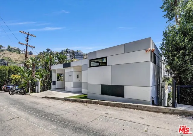 Photo 3 of Single family home for sale at 8526 Hollywood Blvd, Los Angeles, CA 90069 | MLS# 26858909 | Listing updated on 2026-09-29