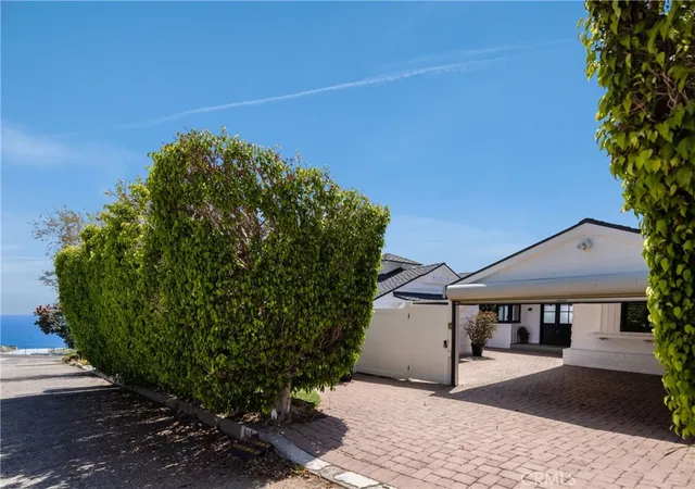 Photo 2 of Single family home for sale at 225 Notteargenta Rd, Pacific Palisades, CA 90272 | MLS# SR26150944 | Listing updated on 2026-09-25