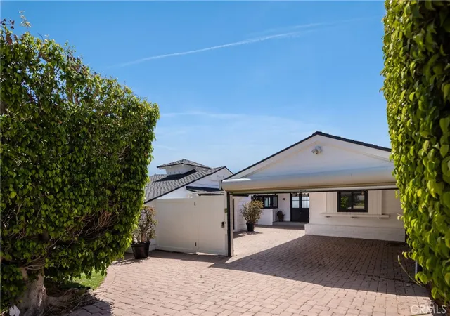 Photo 3 of Single family home for sale at 225 Notteargenta Rd, Pacific Palisades, CA 90272 | MLS# SR26150944 | Listing updated on 2026-09-25