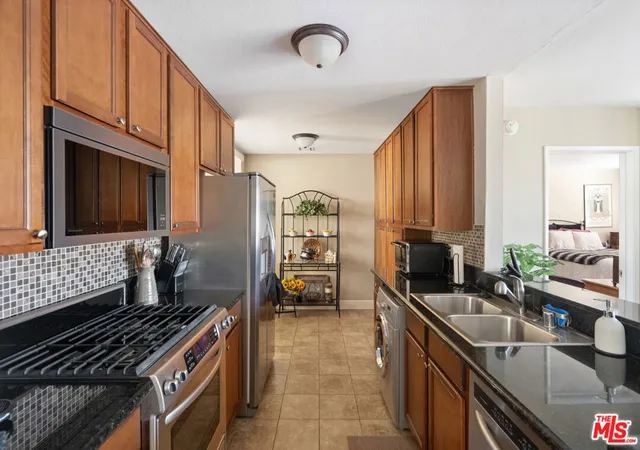 Listing Photo 5 - Condo for sale in building located at 1430 Colby Ave, Los Angeles, CA 90025 - Unit #102
