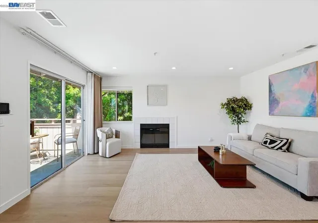 Listing Photo 3 - Condo for sale in building located at 25164 Copa Del Oro Dr, Hayward, CA 94545 - Unit #201