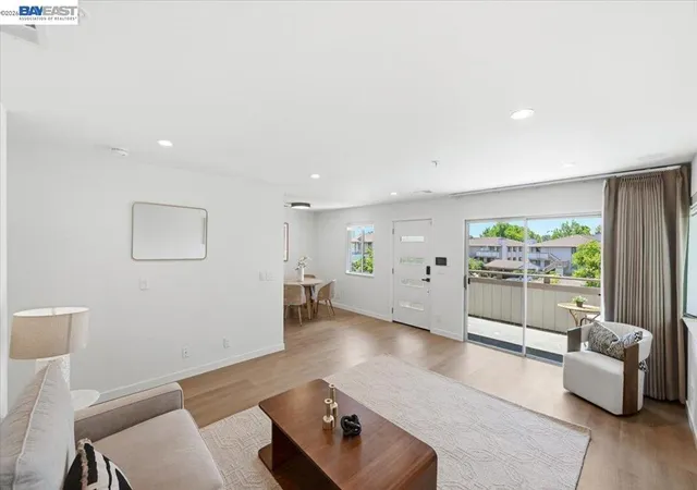 Listing Photo 4 - Condo for sale in building located at 25164 Copa Del Oro Dr, Hayward, CA 94545 - Unit #201