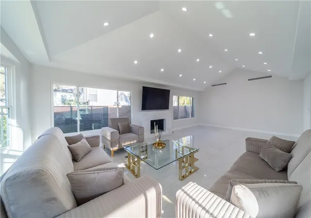 Single family home for sale at 902 E Walnut Ave, Burbank, CA 91501 | MLS# GD26152538