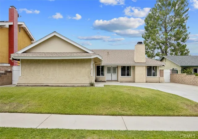 Photo 2 of Single family home for sale at 20862 Alaminos Dr, Santa Clarita, CA 91350 | MLS# SR26128097 | Listing updated on 2026-09-12