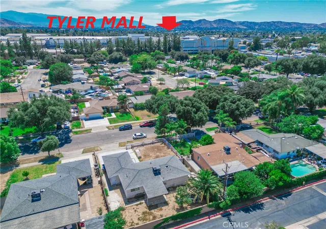 Photo 2 of Single family home for sale at 3665 Ross St, Riverside, CA 92503 | MLS# SW26143521 | Listing updated on 2026-10-01