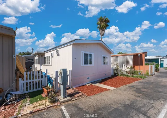 Photo 2 of Manufactured home for sale at 8221 Ilex St #39, Fontana, CA 92335 | MLS# CV26152781 | Listing updated on 2026-09-26