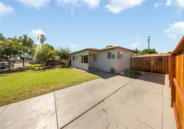 Listing Photo 4 - Condo for sale in building located at 914 W Cambridge Ave, Fresno, CA 93705