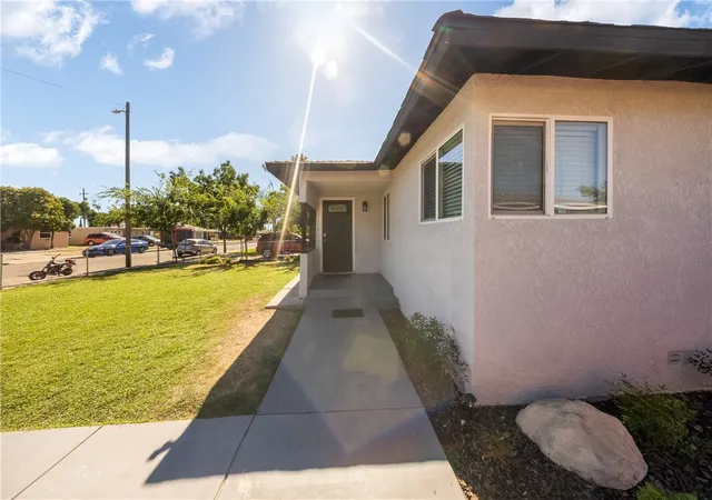 Listing Photo 5 - Condo for sale in building located at 914 W Cambridge Ave, Fresno, CA 93705