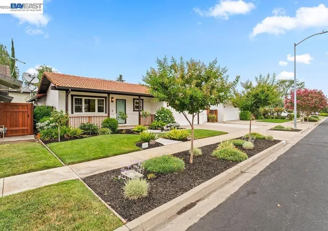 Photo 2 of Single family home for sale at 919 Oak St, Brentwood, CA 94513 | MLS# 41141548 | Listing updated on 2026-09-14