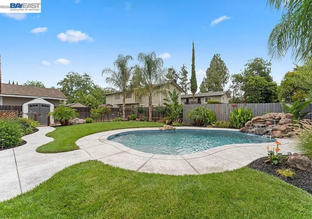 Photo 3 of Single family home for sale at 919 Oak St, Brentwood, CA 94513 | MLS# 41141548 | Listing updated on 2026-09-14