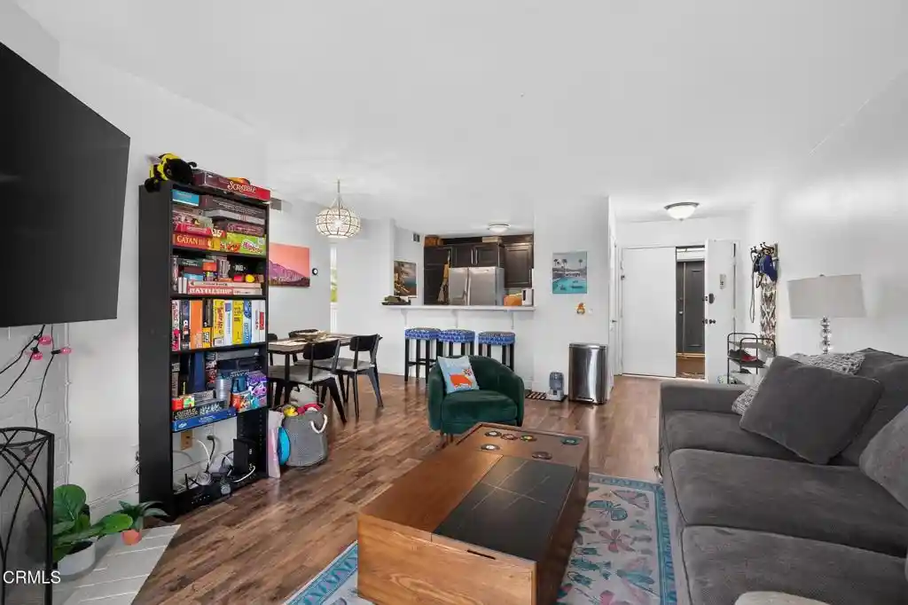 Listing Photo 2 - Condo for sale in 4705 Kester Ave located at 4705 Kester Ave, Los Angeles, CA 91403 - Unit #116