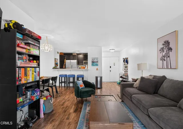 Listing Photo 3 - Condo for sale in building located at 4705 Kester Ave, Los Angeles, CA 91403 - Unit #116