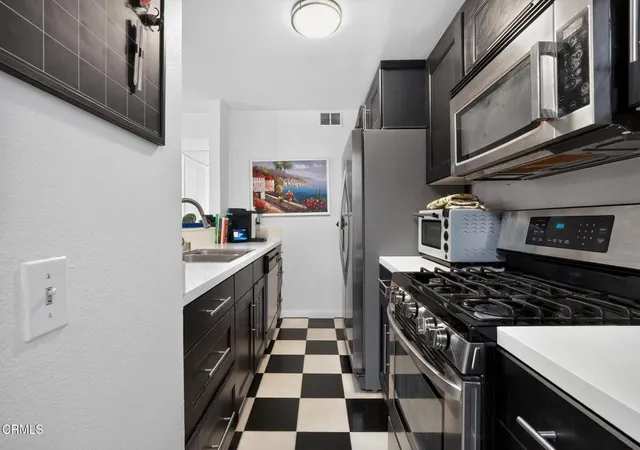 Listing Photo 4 - Condo for sale in building located at 4705 Kester Ave, Los Angeles, CA 91403 - Unit #116