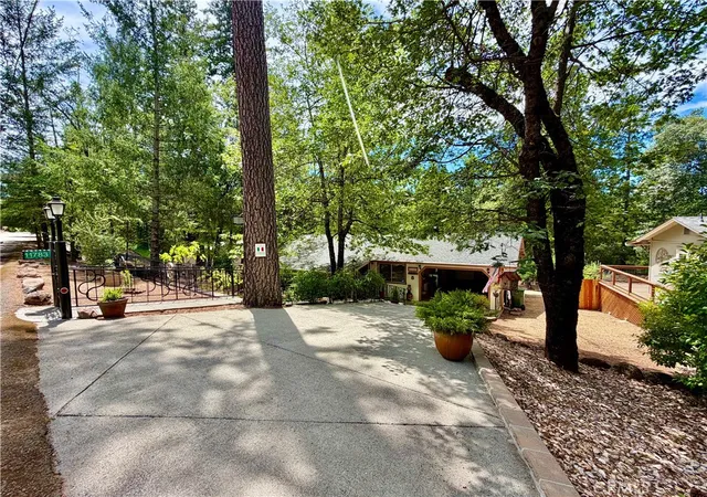 Single family home for sale at 11783 Western Pine Rd, Middletown, CA 95461 | MLS# LC26152083