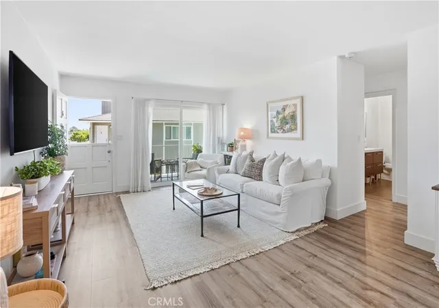 Listing Photo 3 - Condo for sale in building located at 1228 Rutland, Newport Beach, CA 92660 - Unit #6