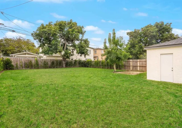 31st image of 219 W Acacia Ave, El Segundo, CA 90245 | MLS# PTP2605304